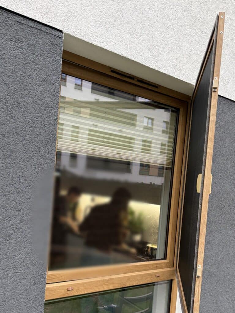 Moskitiera ramkowa otwierana na zawiasach — okno drewniane Warszawa